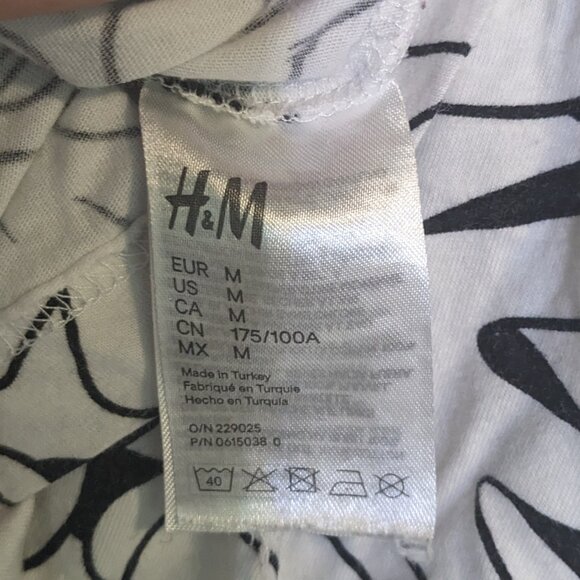 Divided H&M Disney Women's T-Shirt Size Medium Mickey Mouse Hands/Gloves - Picture 2 of 5